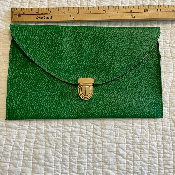 Kelly green envelope clutch with gold buckle - Picture 8 of 9